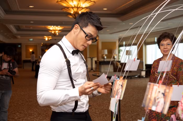 Phút hồi hộp của chú rể. Andrew Poh đã xua đi cảm giác trống vắng bằng cách xem...hình cưới của mình treo ngoài sảnh khách sạn.