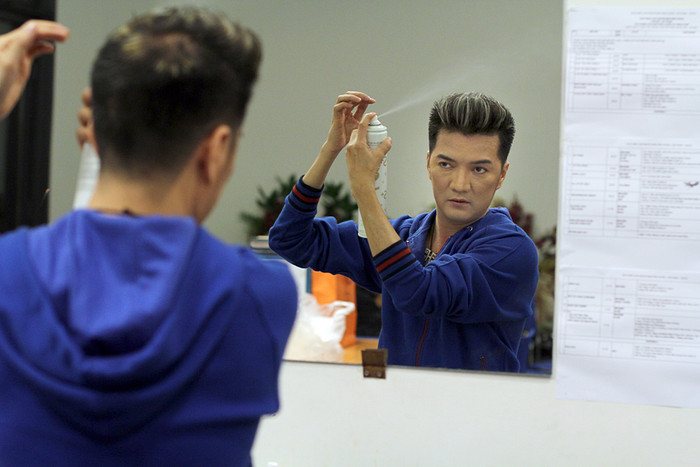 Sở trường của Đàm. Từng là thợ cắt tóc từ năm 19 tuổi, Đàm tự thiết kế cho mình một kiểu tóc khá lịch lãm.