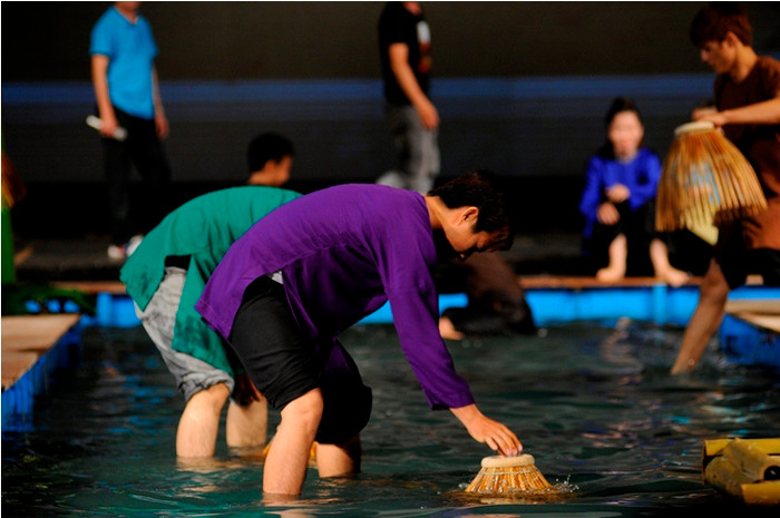 Có cảnh các trai quê, gái quê lom khom nom cá ven sông… Có cảnh các trai quê, gái quê lom khom nom cá ven sông…