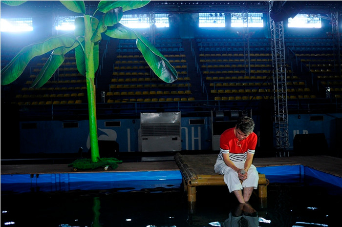 Có những buổi trời chạng vạng, Huỳnh Minh Hưng ngồi day dứt về số phận nghèo, nghĩ về tương lai. Có những buổi trời chạng vạng, Huỳnh Minh Hưng ngồi day dứt về số phận nghèo, nghĩ về tương lai.