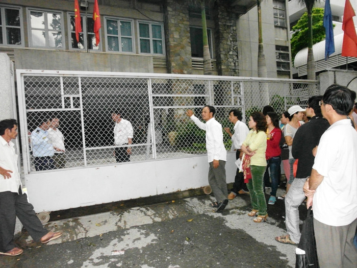 Những ánh mắt chờ đợi, hướng về cánh cổng Trường ĐH Kiến trúc đang đóng im ỉm. Xem đáp án môn Vật lí - Xem đáp án môn Toán