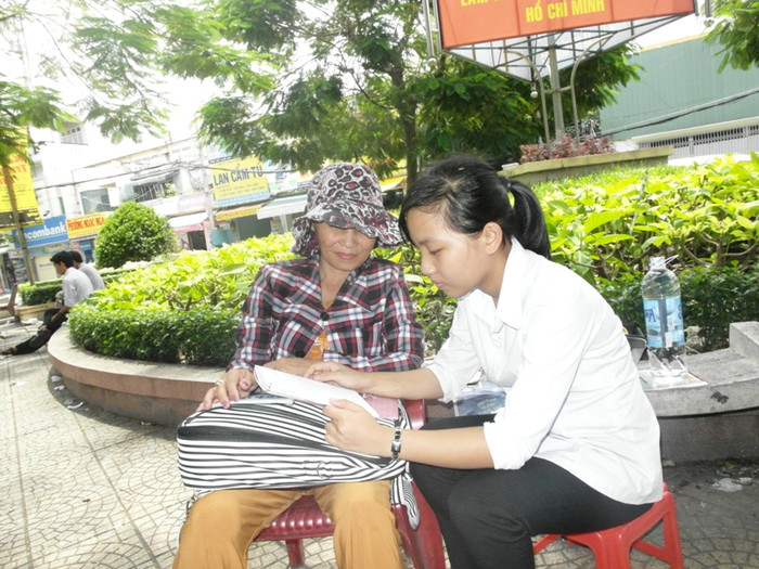 Quê ở Bình Phước, Thái Thị Thanh Hằng thi vào khoa Quản lý Công nghiệp trường đại học Bách khoa TP.HCM. Mẹ của Hằng đang dò giúp em phần lý thuyết môn Lý. (Xem đáp án môn Vật lí - Xem đáp án môn Toán)