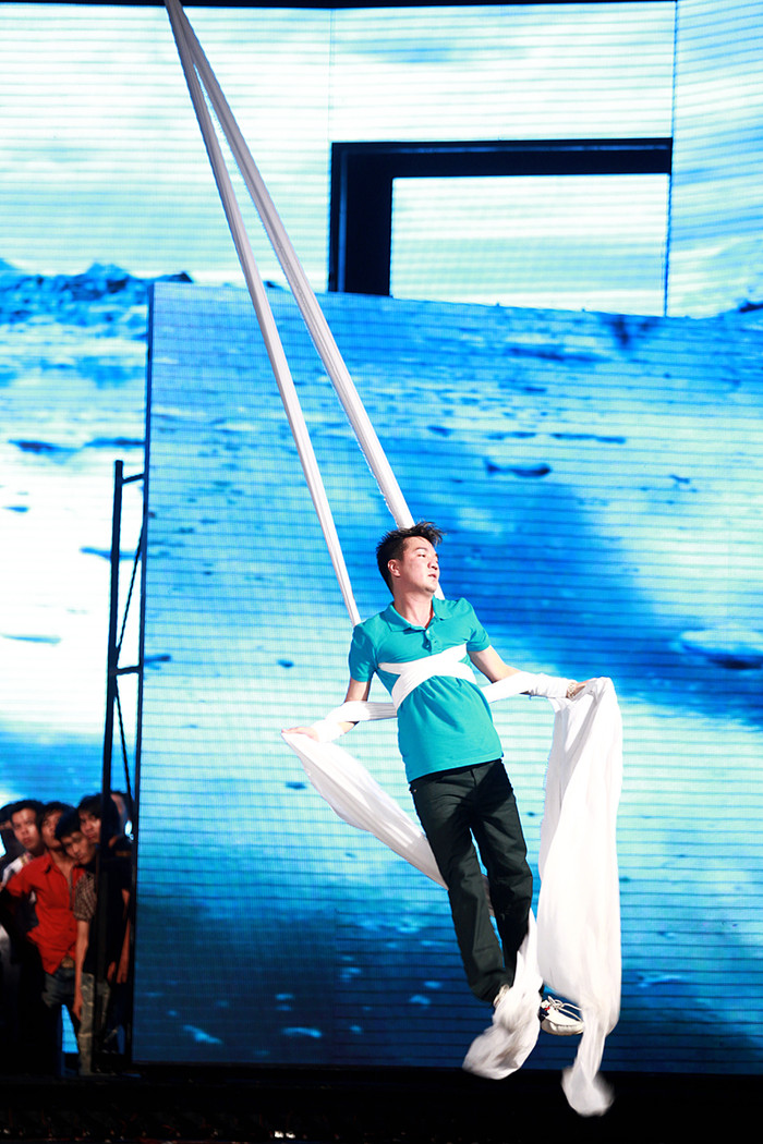 Và trong tiết mục mở màn, chương Bay, Đàm sẽ tung bay trên không. Và trong tiết mục mở màn, chương Bay, Đàm sẽ tung bay trên không.