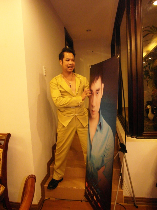 Nhấc tấm hình Quang Hà đưa lên trên bậc tam cấp, Ngọc Sơn nói: “Thằng anh ba (Ngọc Sơn hay xưng mình là “anh ba”) nổi tiếng thì thằng em cũng phải nổi lên chứ. Lên đây đứng với anh”. Nhấc tấm hình Quang Hà đưa lên trên bậc tam cấp, Ngọc Sơn nói: “Thằng anh ba (Ngọc Sơn hay xưng mình là “anh ba”) nổi tiếng thì thằng em cũng phải nổi lên chứ. Lên đây đứng với anh”.