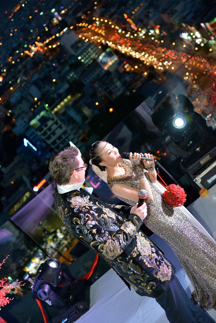 Chú rể người Thuỵ Điển không biết tiếng Việt nhiều, chỉ bập bẹ được câu: "Cám ơn", còn lại phải nhờ Đoan Trang phiên dịch. Sau đám cưới này, Đoan Trang sẽ tiếp tục ca hát tại Việt Nam. Đoan Trang cho biết: "Nhiều người lo rằng Trang sẽ theo chồng bỏ cuộc chơi. Yên tâm, Trang vẫn hát bình thường và không phải theo chồng về Thuỵ Điển làm dâu. Anh ấy yêu Việt Nam lắm, sẽ ở đây với Trang"