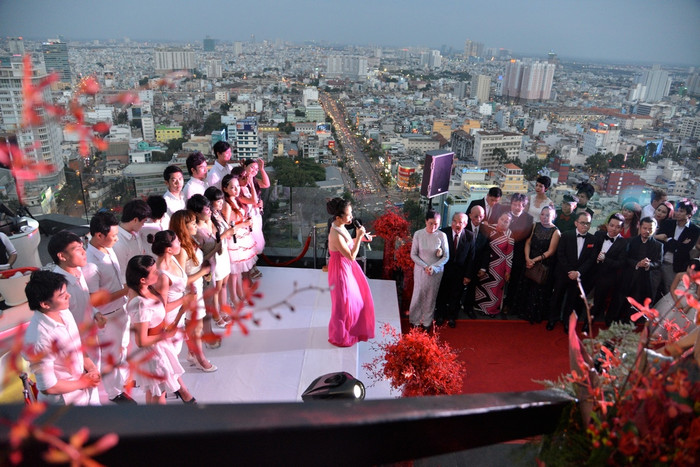 Dàn đồng ca hát mừng hạnh phúc của Đoan Trang.