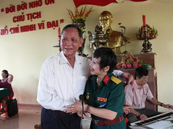 Kết thúc tiết mục, tướng Tư Bốn dành cho cô văn công một cái vỗ vai ấm áp, chân tình