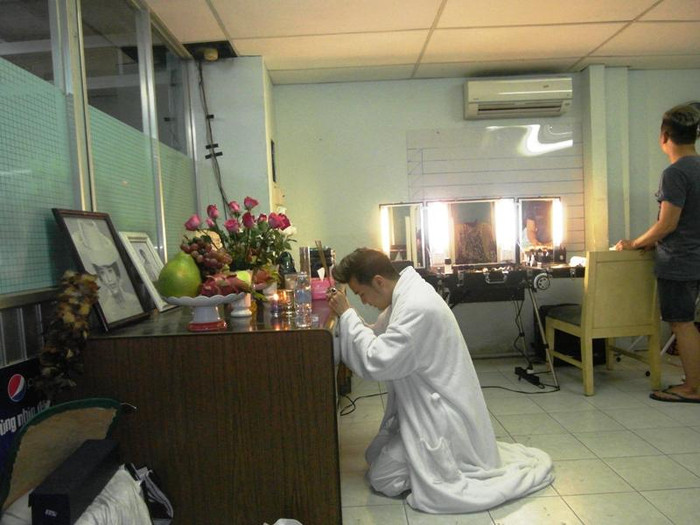 Mr Đàm quỳ xuống thành khẩn.