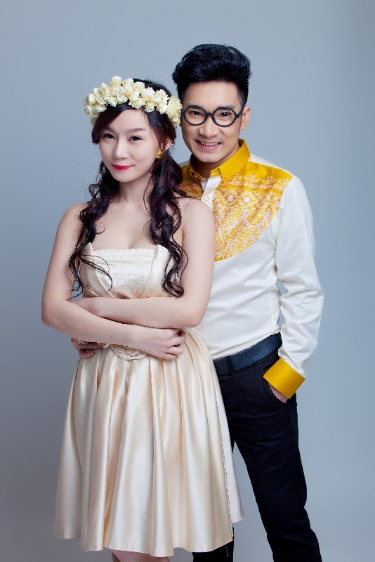 Rất bẽn lẽn, Hà Vy cười tươi: “Em là một ca sĩ quá mới, đang phấn đấu từng ngày. Hy vọng khán giả sẽ đón nhận MV này”.