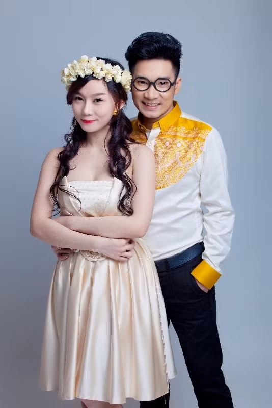 Rất bẽn lẽn, Hà Vy cười tươi: “Em là một ca sĩ quá mới, đang phấn đấu từng ngày. Hy vọng khán giả sẽ đón nhận MV này”.