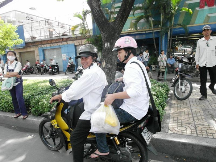 Mang theo khá nhiều đồ đạc, bố cúa thí sinh Lâm Quốc Tỷ cười: “Tui theo con lên Sài Gòn mấy ngày rồi, nhớ nhà quá. Bây giờ chuẩn bị về Tây Ninh. Mệt nhưng vui vì nghe con nói làm bài tốt lắm". Xem đáp án môn Vật lí - Xem đáp án môn Toán - Xem đáp án môn Hóa - Xem đáp án môn Ngoại ngữ Khối A1