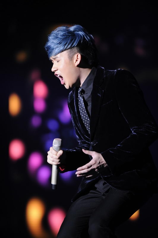 Dương Triệu Vũ cũng thể hiện sự máu lửa của mình khi hát đơn ca khúc Muốn gần bên em. Dương Triệu Vũ cũng thể hiện sự máu lửa của mình khi hát đơn ca khúc Muốn gần bên em.