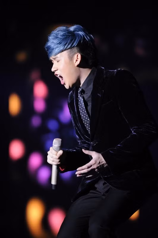 Dương Triệu Vũ cũng thể hiện sự máu lửa của mình khi hát đơn ca khúc Muốn gần bên em.