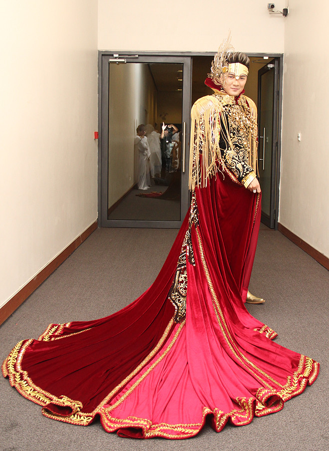 Vui vẻ tạo dáng trước ống kính.