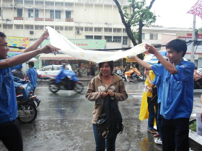 Hai tình nguyện viên nam này chấp nhận dầm mưa, căng bạt che cho nữ thí sinh, một hình ảnh vô cùng xúc động. XEM ĐÁP ÁN MÔN VĂN KHỐI D 2012 - ĐÁP ÁN MÔN SINH KHỐI B 2012 - ĐÁP ÁN ĐỀ THI VĂN KHỐI C 2012 Hai tình nguyện viên nam này chấp nhận dầm mưa, căng bạt che cho nữ thí sinh, một hình ảnh vô cùng xúc động. XEM ĐÁP ÁN MÔN VĂN KHỐI D 2012 - ĐÁP ÁN MÔN SINH KHỐI B 2012 - ĐÁP ÁN ĐỀ THI VĂN KHỐI C 2012