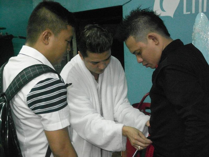 Là một ngôi sao nổi tiếng bậc nhất Việt Nam nhưng Đàm không ngại chăm chút trang phục cho các nghệ sĩ khác.