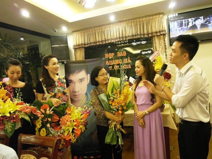 Ông Cường hài hước: “Cô Minh Tuyền đã nằm ở lứa U50 rồi, chắc nhu cầu chăm sóc nhan sắc không cao. Thôi cô nhường lại cho Trang Nhung còn trẻ, đẹp nhé! Khuyến khích cho cô Minh Tuyền giải 3 nhé, phiếu trị giá 10 triệu”. Nhà báo Minh Tuyền cười tươi trước câu đùa... Ông Cường hài hước: “Cô Minh Tuyền đã nằm ở lứa U50 rồi, chắc nhu cầu chăm sóc nhan sắc không cao. Thôi cô nhường lại cho Trang Nhung còn trẻ, đẹp nhé! Khuyến khích cho cô Minh Tuyền giải 3 nhé, phiếu trị giá 10 triệu”. Nhà báo Minh Tuyền cười tươi trước câu đùa...