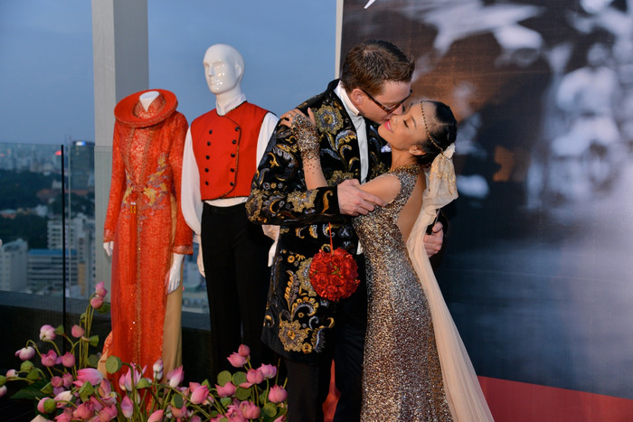 Đoan Trang đã nhận lời câu hôn ngọng nghịu bằng tiếng Việt của anh chàng Tây cao to: "Trang ơi anh thương em nhiều lắm. Làm vợ anh nhé". Tối qua Johan Wicklund đã không ngần ngại dành cho Đoan Trang một nụ hôn nồng nàn trước mặt nhiều người....