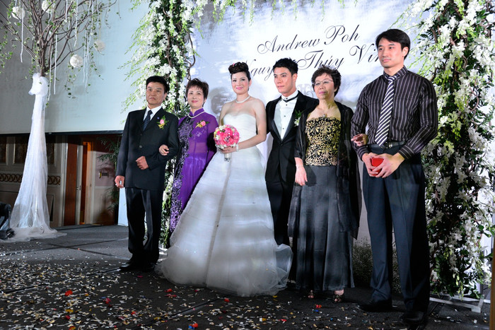 Thuý Vinh mong manh bên người chồng lịch lãm Thuý Vinh mong manh bên người chồng lịch lãm