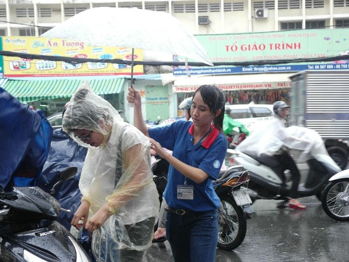 Các tình nguyện viên đã dầm mưa, che dù cho các thí sinh… Sự hy sinh của họ thật đáng quý biết bao. XEM ĐÁP ÁN MÔN VĂN KHỐI D 2012 - ĐÁP ÁN MÔN SINH KHỐI B 2012 - ĐÁP ÁN ĐỀ THI VĂN KHỐI C 2012 Các tình nguyện viên đã dầm mưa, che dù cho các thí sinh… Sự hy sinh của họ thật đáng quý biết bao. XEM ĐÁP ÁN MÔN VĂN KHỐI D 2012 - ĐÁP ÁN MÔN SINH KHỐI B 2012 - ĐÁP ÁN ĐỀ THI VĂN KHỐI C 2012