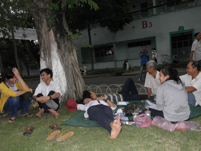 Ngủ ngon lành, lấy sức tiếp tục “chinh chiến” môn Vật lý. (Xem đáp án môn Vật lí - Xem đáp án môn Toán)