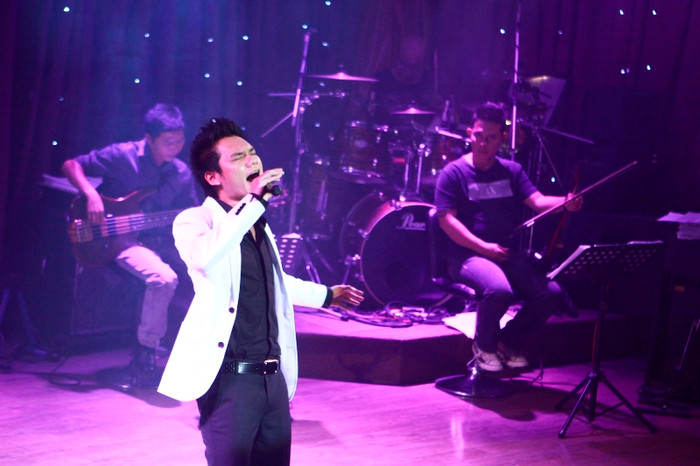 Khắc Việt quá sung khi trình diễn sáng tác Ngỡ của mình. Khắc Việt quá sung khi trình diễn sáng tác Ngỡ của mình.