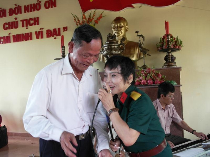 Như tăng thêm phần phấn chấn, cô văn công thăng hoa với tiết mục của mình.