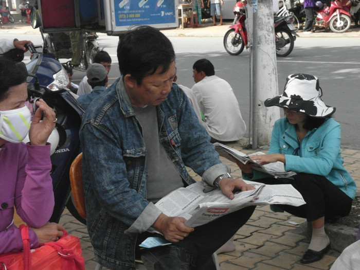 Một ông bố đang thư giãn bằng một tờ báo. Một ông bố đang thư giãn bằng một tờ báo.
