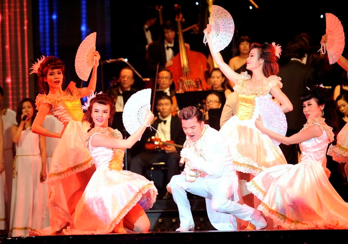 Trong phần một, Mr Đàm không chỉ hát các ca khúc tiếng Việt, anh còn thể hiện sự đa tài qua ca khúc bất hủ tiếng Anh: Unchange Myheart. Trong phần một, Mr Đàm không chỉ hát các ca khúc tiếng Việt, anh còn thể hiện sự đa tài qua ca khúc bất hủ tiếng Anh: Unchange Myheart.