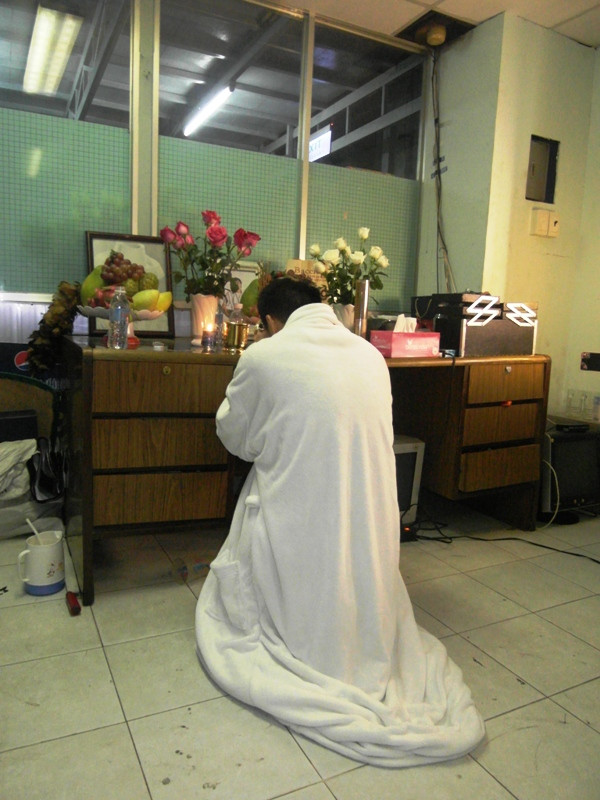 Mr Đàm lầm rầm khấn vái khoảng 5 phút…