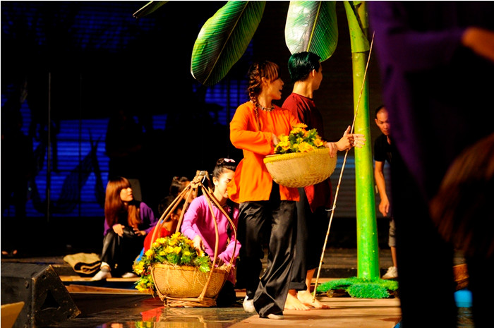 Khán giả sẽ rất hứng khởi khi được sống trong khung cảnh thanh bình của miền quê. Một phố chợ náo nhiệt nằm ven dòng sông mênh mông nước, thấp thoáng những cô gái quê đội nón lá hiện ra trên sân khấu. Khán giả sẽ rất hứng khởi khi được sống trong khung cảnh thanh bình của miền quê. Một phố chợ náo nhiệt nằm ven dòng sông mênh mông nước, thấp thoáng những cô gái quê đội nón lá hiện ra trên sân khấu.