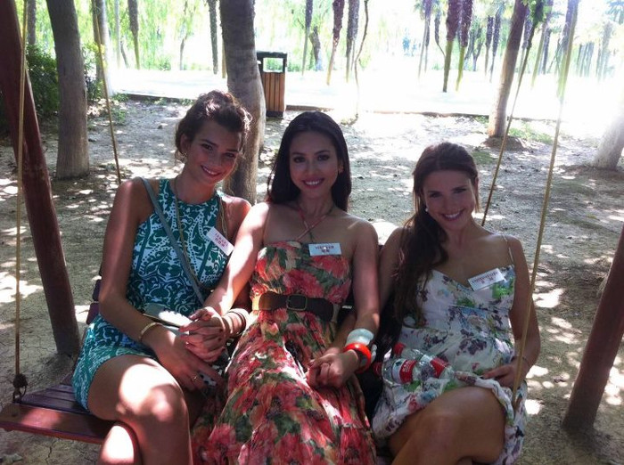 Dừng chân cùng các người đẹp khác. Dừng chân cùng các người đẹp khác.