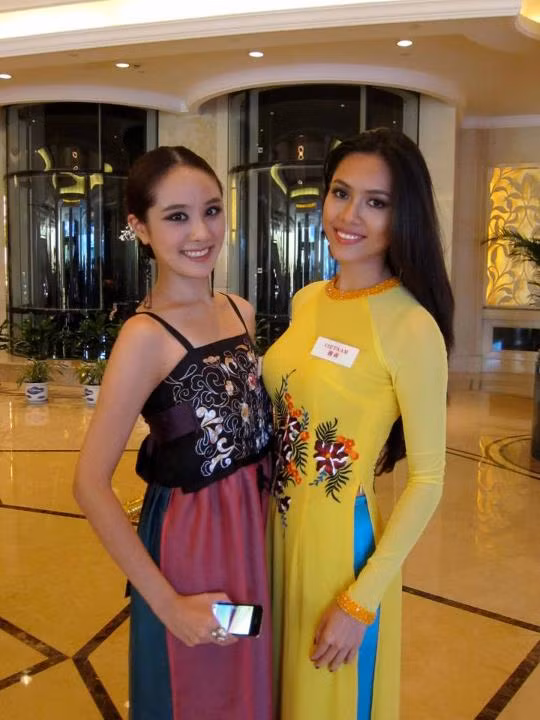 Từ hôm đến Trung Quốc đến nay, đây là lần đầu tiên Hoàng My diện áo dài. Từ hôm đến Trung Quốc đến nay, đây là lần đầu tiên Hoàng My diện áo dài.