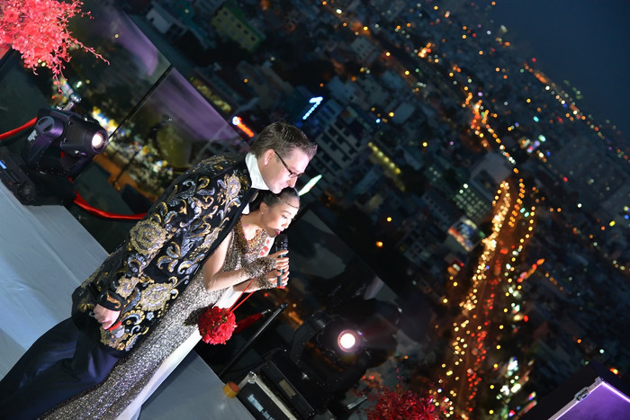 Trong không gian huyền ảo, lung linh, có trời, mây, gió...đôi uyên ương đã nói lời yêu thương, ước nguyện trọn đời bên nhau.