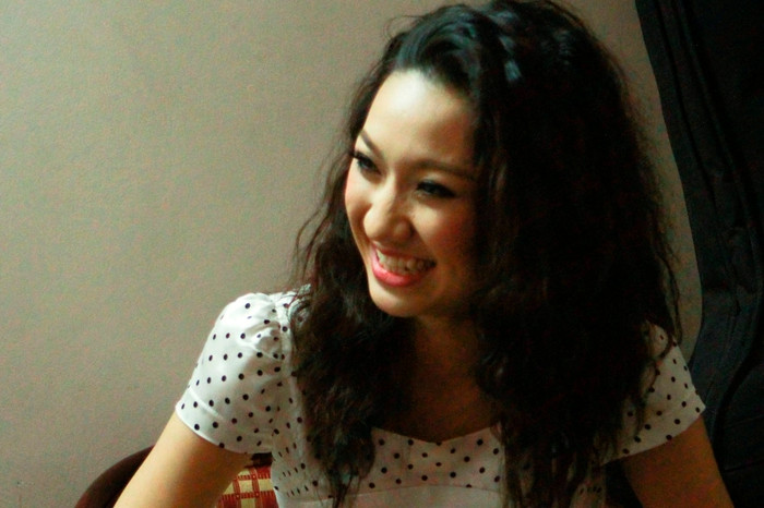 Cao Mỹ Kim cho biết: “Lần đầu làm liveshow mini, tôi rất hồi hộp nhưng không ngờ được khán giả ủng hộ nhiều quá. Toàn bộ doanh thu của đêm diễn, tôi sẽ thực hiện chuyến từ thiện đến đồng bào nghèo tại Long Thành, Đồng Nai trong thời gian gần đây”. Là ca sĩ mới, nhưng giá vé của show diễn của Cao Mỹ Kim có giá từ 150 ngàn – 500 ngàn. Đêm qua, phòng trà Da Vàng có khoảng 300 khán giả. Cao Mỹ Kim cho biết: “Lần đầu làm liveshow mini, tôi rất hồi hộp nhưng không ngờ được khán giả ủng hộ nhiều quá. Toàn bộ doanh thu của đêm diễn, tôi sẽ thực hiện chuyến từ thiện đến đồng bào nghèo tại Long Thành, Đồng Nai trong thời gian gần đây”. Là ca sĩ mới, nhưng giá vé của show diễn của Cao Mỹ Kim có giá từ 150 ngàn – 500 ngàn. Đêm qua, phòng trà Da Vàng có khoảng 300 khán giả.