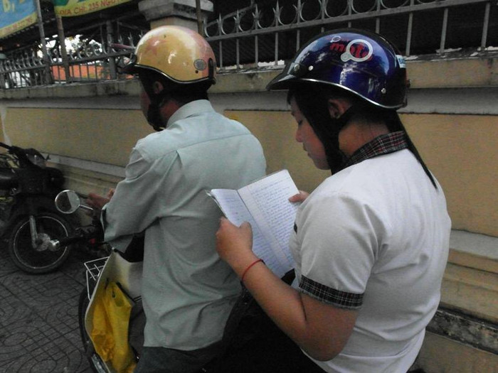 Huỳnh Phương Cẩm Tú đang ôn lại môn Anh Văn. Tú thi vào ĐH Sư phạm TP.HCM. Ảnh chụp trên đường Nguyễn Văn Cừ, Q5. Xem đáp án môn Vật lí - Xem đáp án môn Toán - Xem đáp án môn Hóa