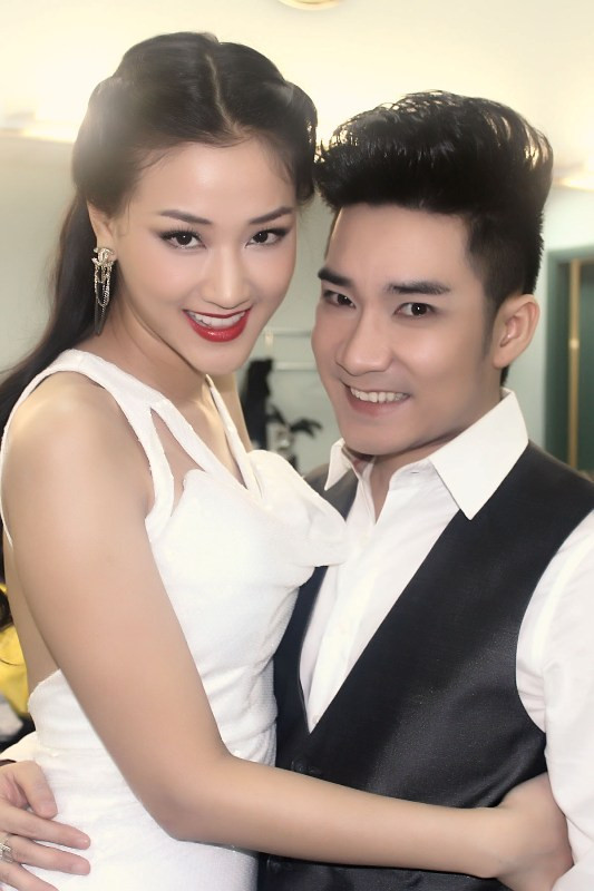 Trước khi ra sân khấu biểu diễn, Maya kịp dành cho Quang Hà khoảnh khắc "đặc biệt".