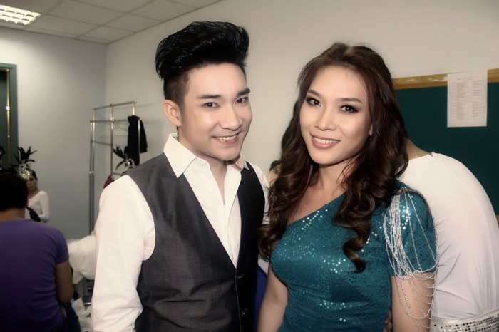 Trong hậu trường, Mỹ Tâm rất vui vẻ cùng mọi người, đặc biệt là Quang Hà.