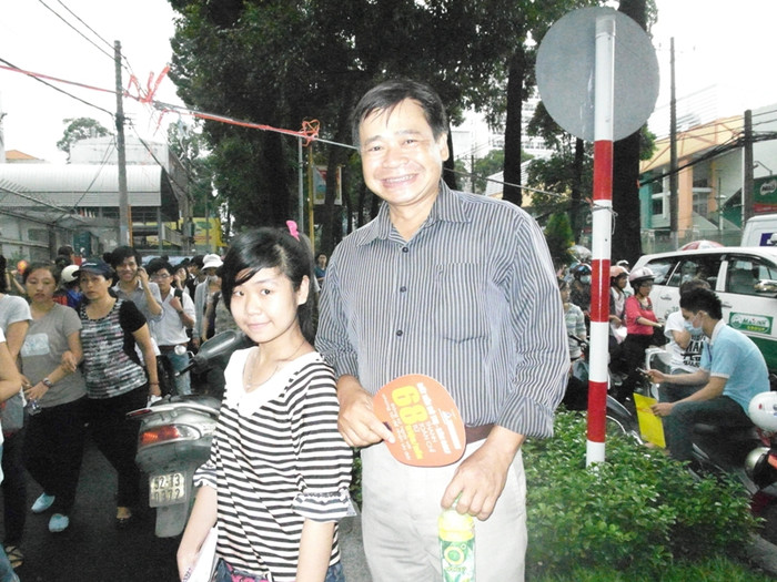 Nụ cười thoải mái của cha con thí sinh Nguyễn Kim Tiền Thảo. Thảo cho biết: “Em làm đề Lí được hơn đề Toán lúc sáng”.