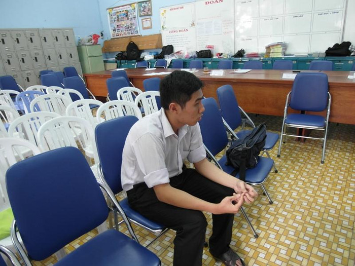 Tiên Uy Nghi sau khi bị các thành viên tại Hội đồng thi Trường Nguyễn Thị Diệu (Q3), điểm tuyển sinh của Trường CĐ Viễn Đông bắt giữ. - Ảnh Dương Cầm Tiên Uy Nghi sau khi bị các thành viên tại Hội đồng thi Trường Nguyễn Thị Diệu (Q3), điểm tuyển sinh của Trường CĐ Viễn Đông bắt giữ. - Ảnh Dương Cầm