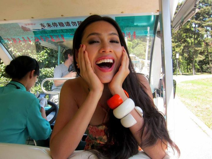 Cười rạng rỡ trước giờ xe lăn bánh. Cười rạng rỡ trước giờ xe lăn bánh.