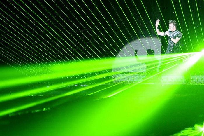 Dàn ánh sáng cao cấp đã tạo thêm hiệu ứng biểu diễn cho Mr Đàm rất nhiều. Dàn ánh sáng cao cấp đã tạo thêm hiệu ứng biểu diễn cho Mr Đàm rất nhiều.