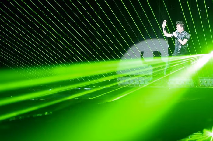 Dàn ánh sáng cao cấp đã tạo thêm hiệu ứng biểu diễn cho Mr Đàm rất nhiều.