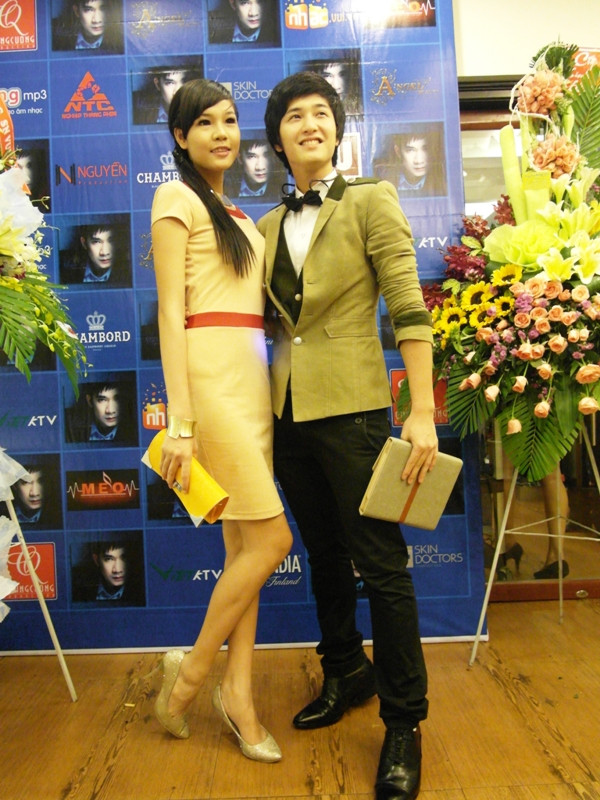 Huỳnh Anh đến buổi tiệc cùng với bạn gái. Huỳnh Anh đến buổi tiệc cùng với bạn gái.