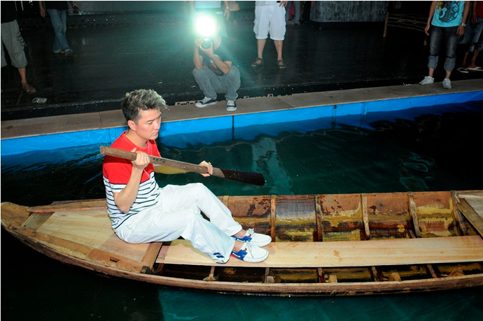 Trong thời gian tập cho liveshow, “trai quê” Mr Đàm vẫn còn khá sành điệu, ngồi bơi xuồng trên dòng sông mênh mông nước, trong tâm trạng buồn thiu., đúng tâm trạng của chương Quá khứ - Hoài niệm của liveshow. Trong thời gian tập cho liveshow, “trai quê” Mr Đàm vẫn còn khá sành điệu, ngồi bơi xuồng trên dòng sông mênh mông nước, trong tâm trạng buồn thiu., đúng tâm trạng của chương Quá khứ - Hoài niệm của liveshow.