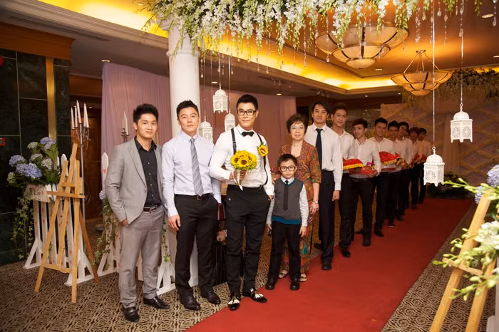 Tiến vào khách sạn....