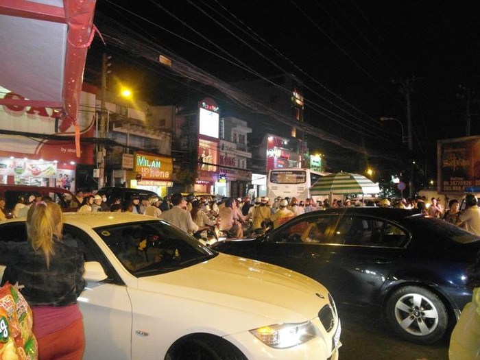 Đoạn đường Cách mạng Tháng 8 trước sân khấu Lan Anh tắc nghẽn vì show Số phận của Mr Đàm. Đoạn đường Cách mạng Tháng 8 trước sân khấu Lan Anh tắc nghẽn vì show Số phận của Mr Đàm.