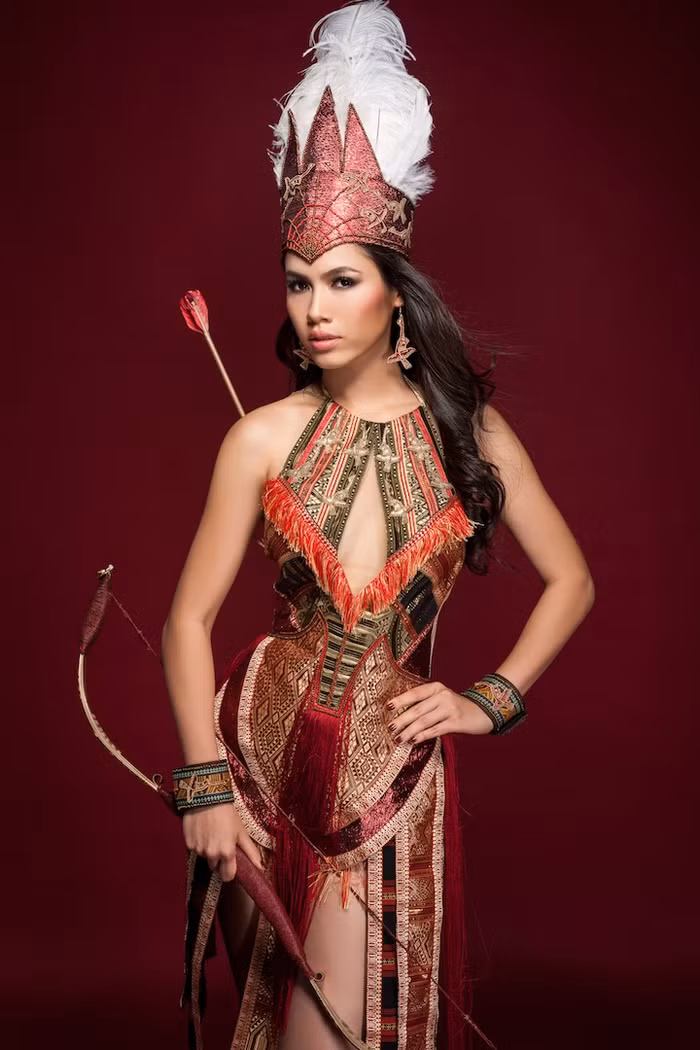 Bà Thuý Hạnh, công ty Elite Việt Nam đính chính: “Bộ trang phục thiết kế dựa trên ý tưởng bộ trang phục của người phụ nữ Âu Lạc, chứ không phải dựa trên trang phục của Mỵ Châu như một số báo đưa tin thời gian qua”.