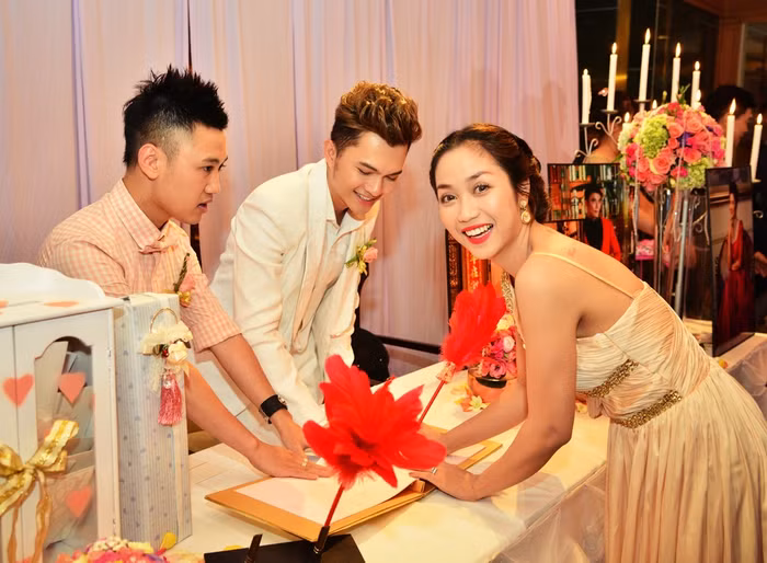 Don Nguyễn và Nam Cường làm nhiệm vụ đón khách, MC Ốc Thanh Vân viết vào sổ lưu niệm