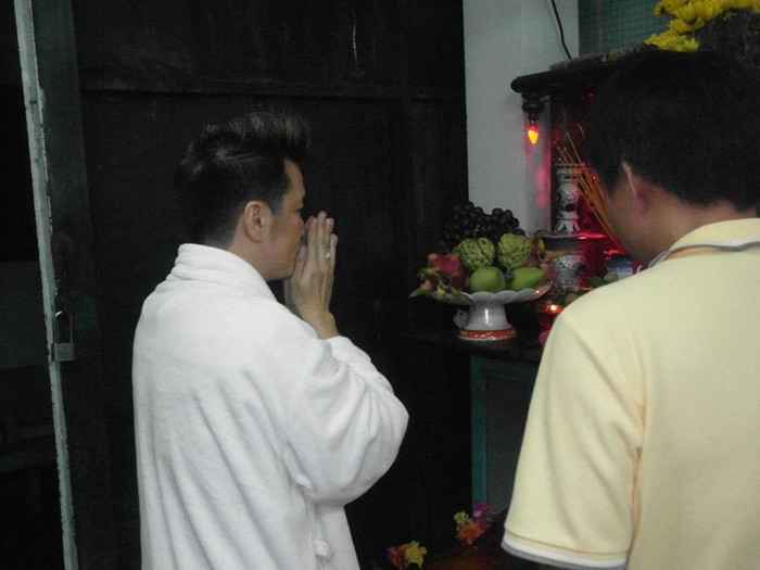 Chắp tay khấn nguyện Tổ nghiệp, cầu mong liveshow thành công.